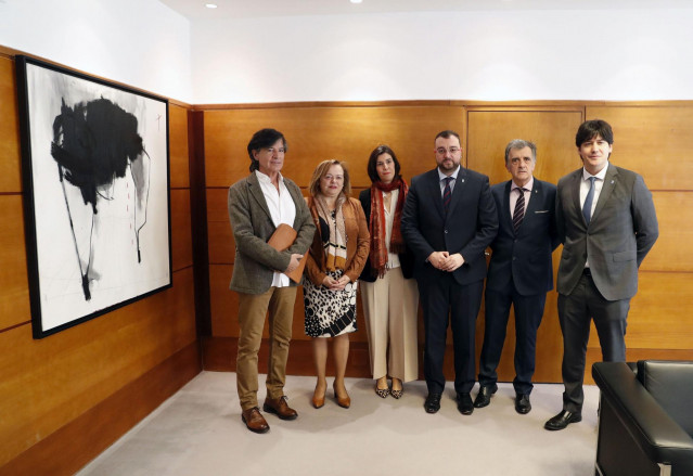 Rosa Menéndez, segunda por la izquierda, durante la recepción del presidente asturiano, Adrián Barbón, a la hija de la científica Margarita Salas, Lucía Viñuela, y al catedrático de bioquímica Carlos López Otín.