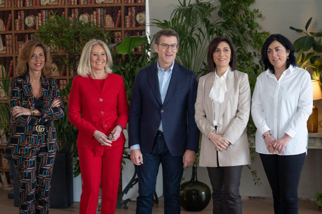 El presidente del PPdeG, Alberto Núñez Feijóo, posa junto a las cabezas de lista del PP para las elecciones autonómicas del 5 de abril: Marisol Díaz Mouteira (Ourense); Corina Porro (dos por Pontevedra); Ángeles Vázquez (A Coruña); y Elena Candia (Lugo).
