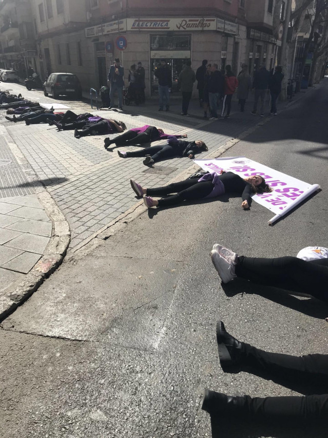 Las mujeres del Movimiento Feminista de Mallorca este sábado en una acción frente a los juzgados de Palma.