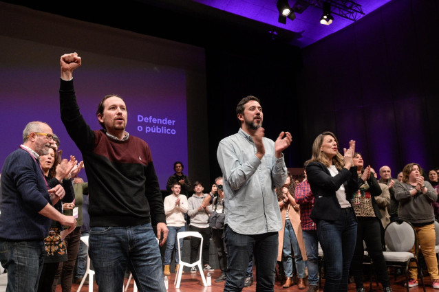 El secretario general de Podemos, Pablo Iglesias, la ministra de Trabajo, Yolanda Díaz, y el candidato de Galicia en Común-Anova a la presidencia de la Xunta, Antón Gómez-Reino, durante un acto de Galicia en Común en A Coruña a 29 de febrero de 2020