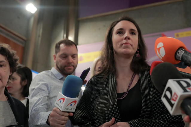 La ministra de Igualdad, Irene Montero, atiende a los medios durante la inauguración de la exposición 'El voto de las mujeres' en la semana de actividades para el 8 de marzo, en el Ministerio de Igualdad  (España), a 2 de marzo de 2020.