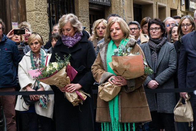 La viuda de Gregorio Ordóñez y presidenta de la 'Fundación Gregorio Ordóñez Fenollar', Ana Iribar, y la presidenta de COVITE (Colectivo de Víctimas del Terrorismo) y hermana de Gregorio Ordóñez, Consuelo Ordóñez, participan en un  acto