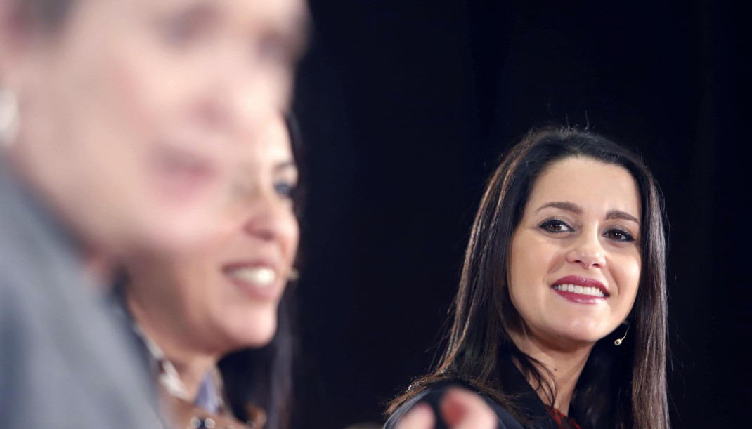 La presidenta y portavoz del Grupo de Cs en el Congreso de los Diputados, Inés Arrimadas (d) durante el encuentro 'Mujeres Liberales'. En Málaga (Andalucía, España), a 06 de marzo de 2020.