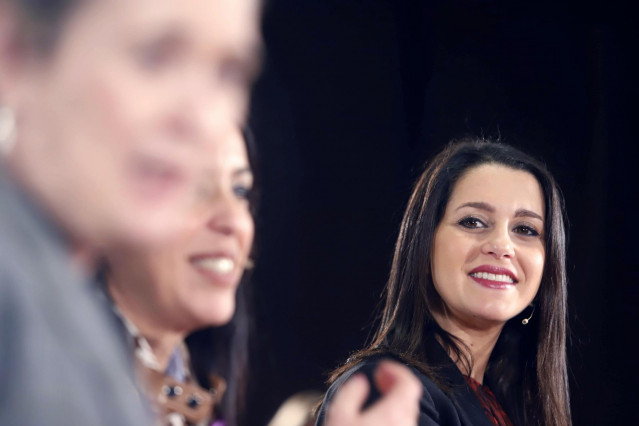 La presidenta y portavoz del Grupo de Cs en el Congreso de los Diputados, Inés Arrimadas (d) durante el encuentro 'Mujeres Liberales'. En Málaga (Andalucía, España), a 06 de marzo de 2020.