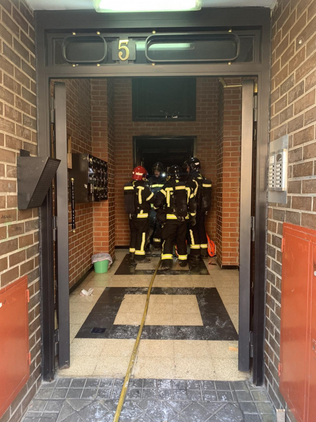 Bomberos extinguen un incendio en un piso del barrio madrileño de San Fermín