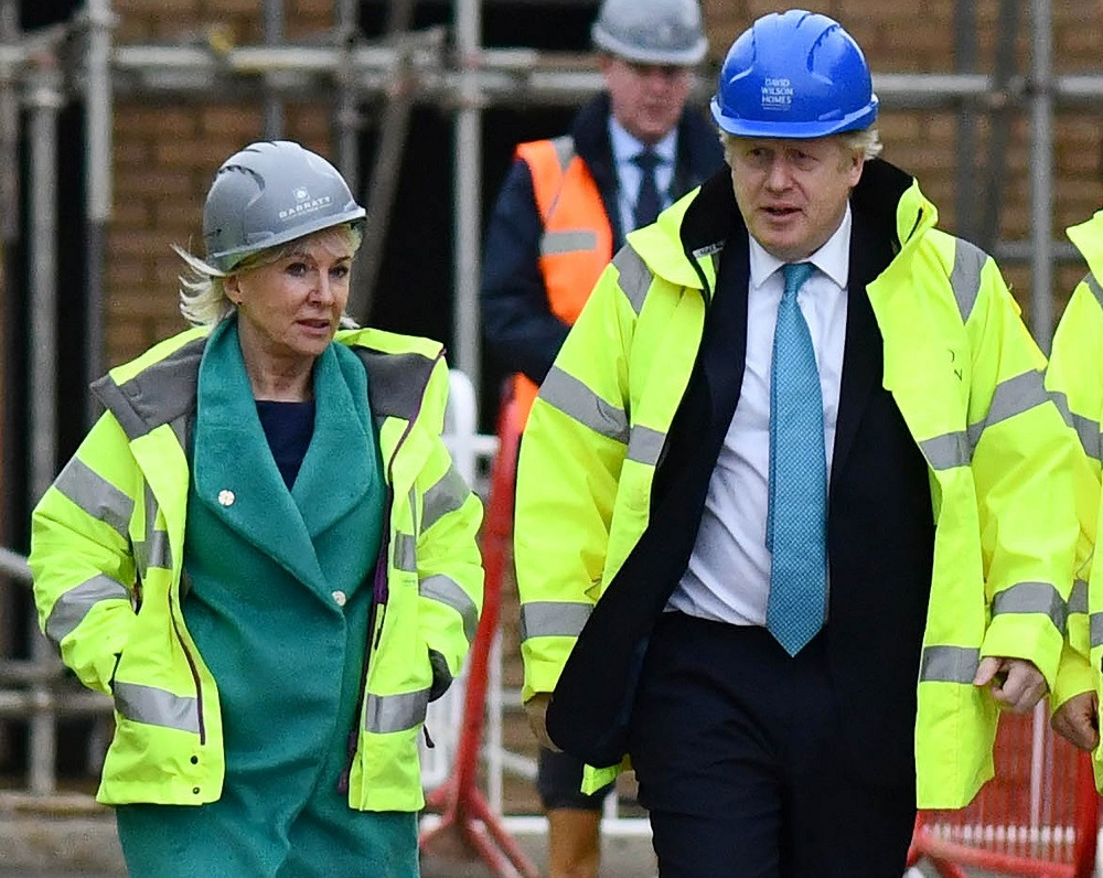 Nadine Dorries junto a Boris Johnson