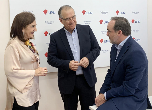 Javier Esparza (d), presidente de UPN, ha registrado su candidatura a la reelección acompañado por Enrique Maya y Yolanda Ibáñez.