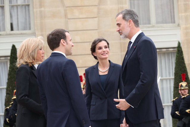 En París, los Reyes Felipe VI (1d) y Letizia (2d), y el presidente de Francia, Emmanuel Macron (2i), y su esposa, Brigitte Macron (1i), durante el Primer Día Nacional homenaje a las Víctimas del Terrorismo en Francia, el 11 de marzo de 2020.
