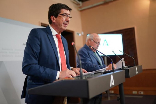 El vicepresidente de la Junta, Juan Marín, y el consejeor de Salud y Familias, Jesús Aguirre, en rueda de prensa posterior a la reunión del Consejo de Gobienro extraordinario con motivo del coronavirus.