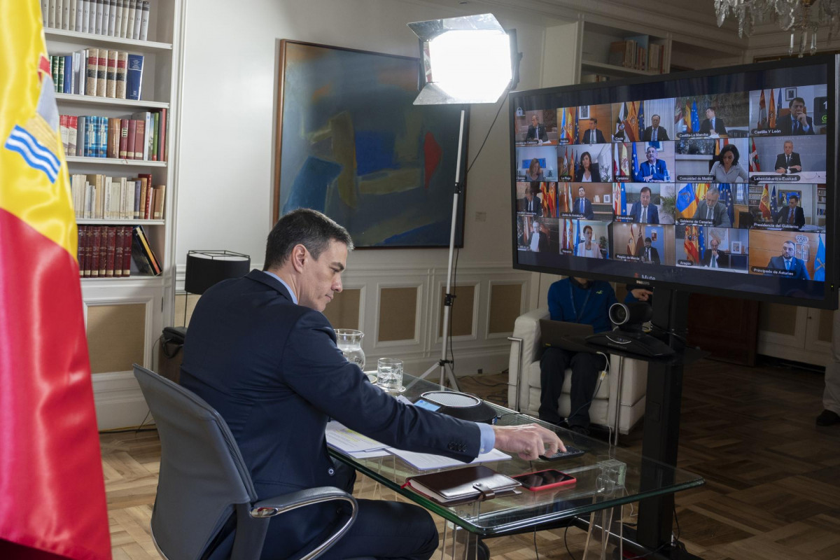 El presidente del Gobierno, Pedro Sánchez, durante la videoconferencia con los presidentes autonómicos desde la Moncloa para tratar la crisis del coronavirus, en Madrid, (España), a 15 de marzo de 