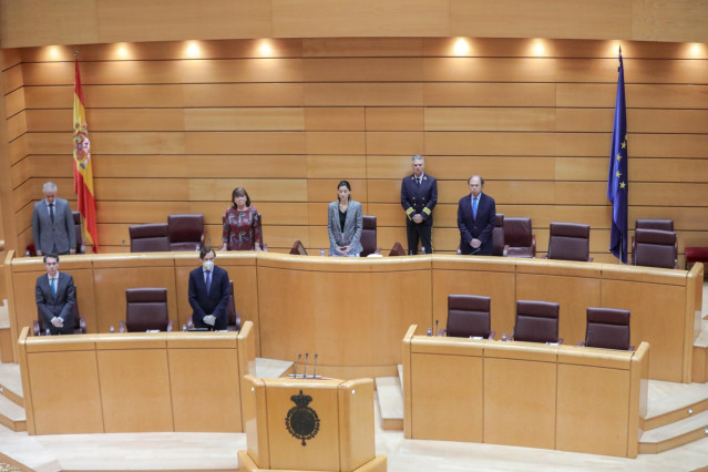 El secretario segundo del Senado, Rafael Hernando (3i, con mascarilla); el vicepresidente del Senado, Pío García Escudero (1d); la vicepresidenta primera del Senado, Cristina Narbona (4i); y la presidenta de la Cámara Alta, Pilar Llop (5i), durante el pri
