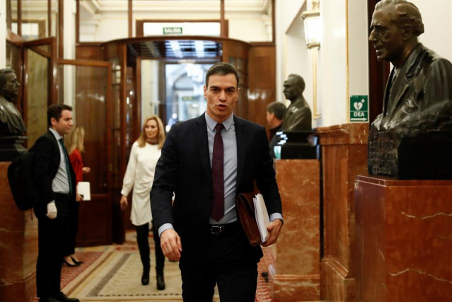 El presidente del Gobierno, Pedro Sánchez, a su llegada este miércoles al Congreso de los Diputados para explicar la declaración del estado de alarma y las medidas para paliar las consecuencias de la pandemia provocada por el coronavirus, en Madrid (Españ