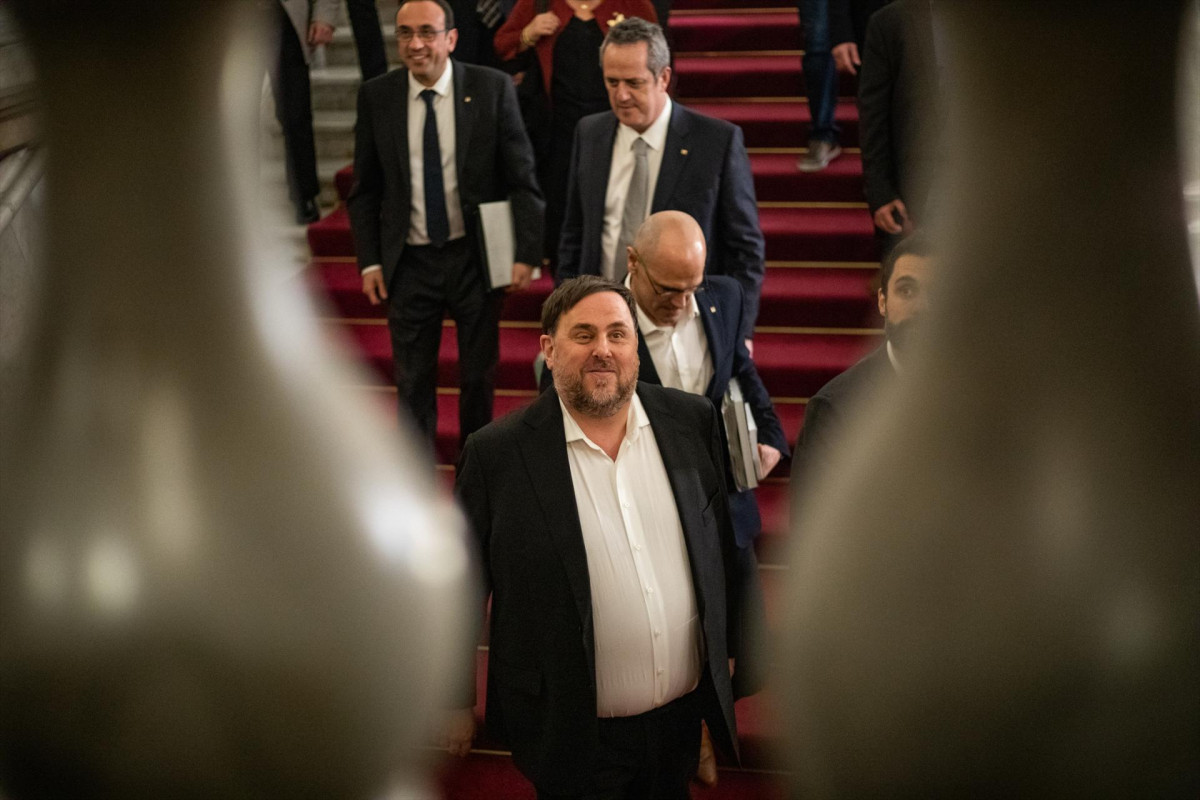 L'exvicepresident de la Generalitat, Oriol Junqueras, baixa les escales del Parlament /Barcelona, 28 de gener del 2020.