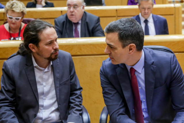 El vicepresidente del Gobierno, Pablo Iglesias (i), junto al presidente del Gobierno, Pedro Sánchez (d), en el Senado