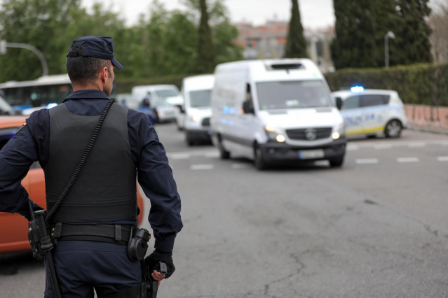 Un agente de la Policía Nacional en un control policial en Madrid