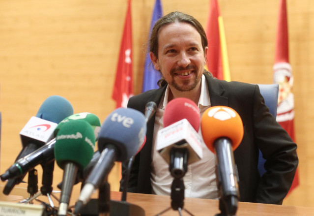 El vicepresidente segundo del Gobierno y ministro de Derechos Sociales y Agenda 2030 de España, Pablo Iglesias, minutos antes de intervenir en el acto 'Reaccionarismo y fascismo en el siglo XXI' en el Salón de actos de la Facultad de Ciencias Políticas y