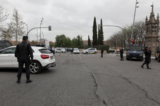 Varios agentes de la Policía Nacional en un control policial en la Glorieta del Marqués de Vadillo durante el sexto día de confinamiento por coronavirus en el país, en Madrid (España) a 20 de marzo de 2020.