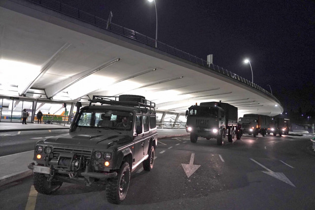 Vehículos del Ejército entran en la zona restringida de pasajeros del Aeropuerto de Loui