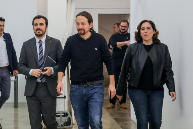(I-D) El ministro de Consumo, Alberto Garzón,  el vicepresidente segundo del Gobierno, Pablo Iglesias, y la alcaldesa de Barcelona, Ada Colau, durante un acto de Unidas Podemos celebrado en Madrid el 22 de febrero