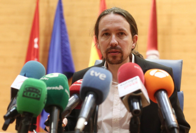 El vicepresidente segundo del Gobierno y ministro de Derechos Sociales y Agenda 2030 de España, Pablo Iglesias, minutos antes de intervenir en el acto 'Reaccionarismo y fascismo en el siglo XXI' en el Salón de actos de la Facultad de Ciencias Políticas y