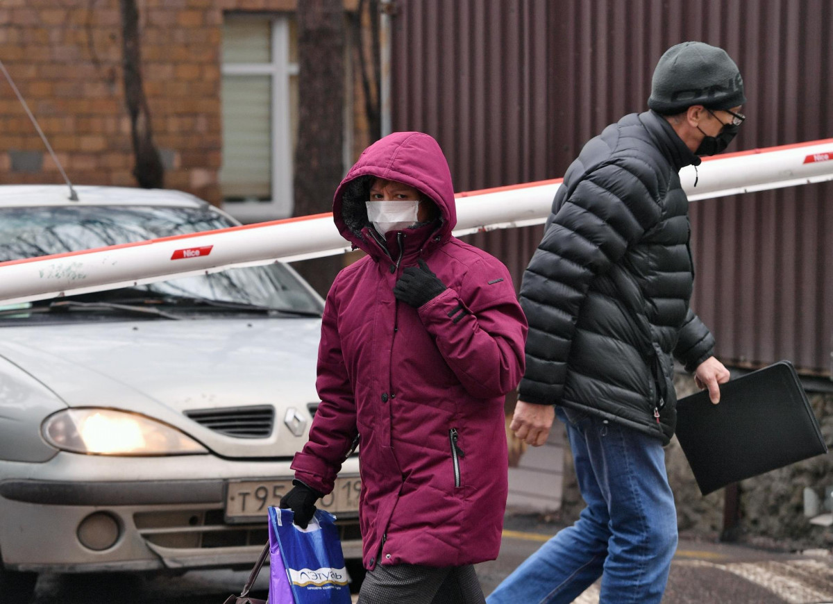 Dos ciudadanos rusos con mascarilla en Moscú