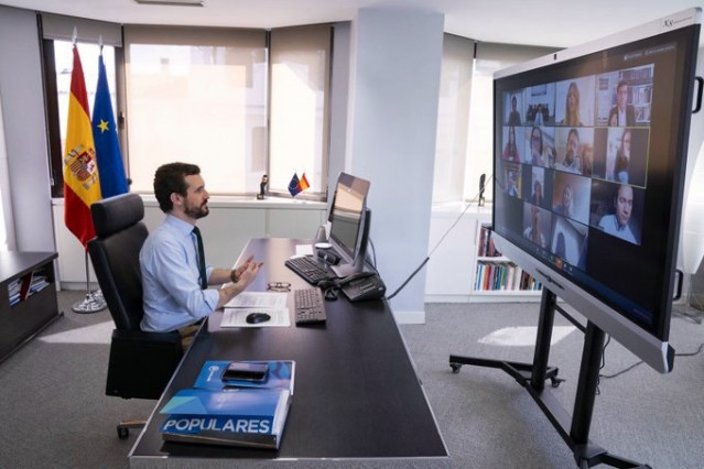 El líder del PP, Pablo Casado, preside la reunión del comité de dirección del PP de forma telemática en la sede nacional de su partido. Madrid, 24 de marzo de 2020.