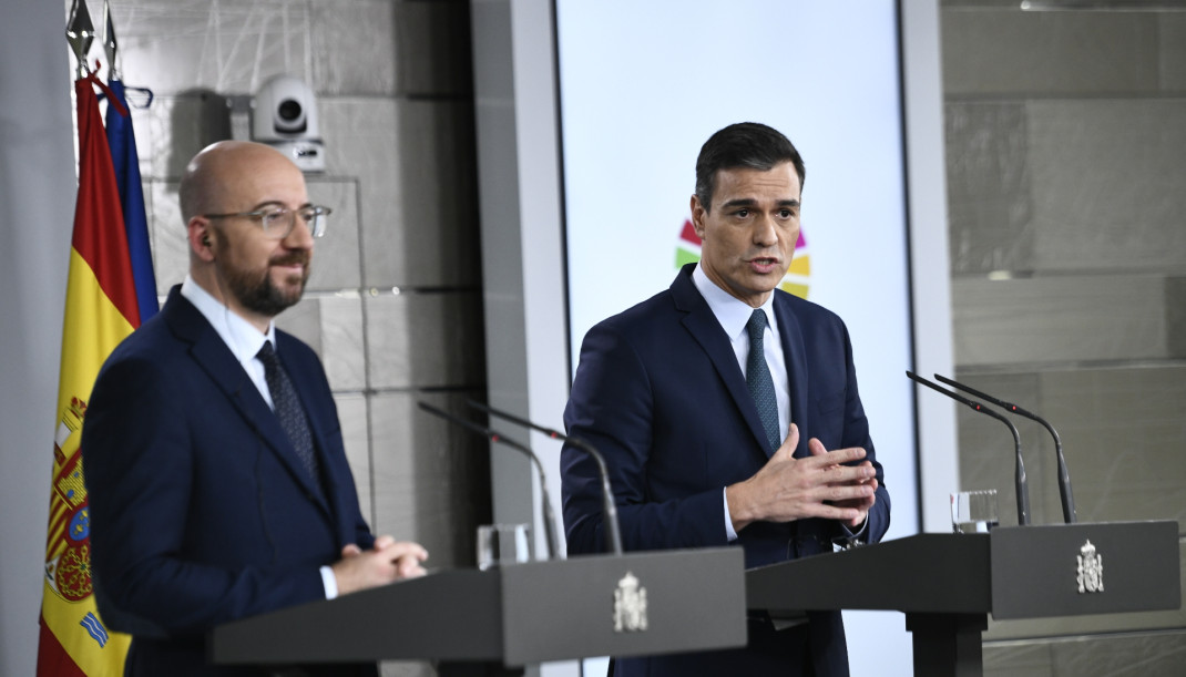 El presidente electo del Consejo Europeo, Charles Michel, y el presidente del Gobierno en funciones, Pedro Sánchez, comparecen ante los medios en el Complejo de la Moncloa tras su reunión en Madrid