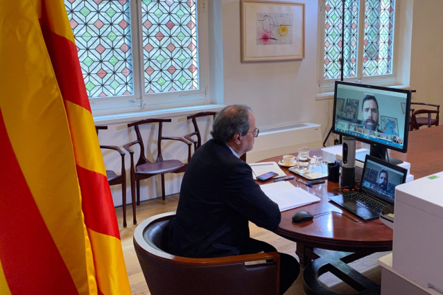 El presidente del Govern, Quim Torra, explica medidas ante el coronavirus a los grupos por videoconferencia.