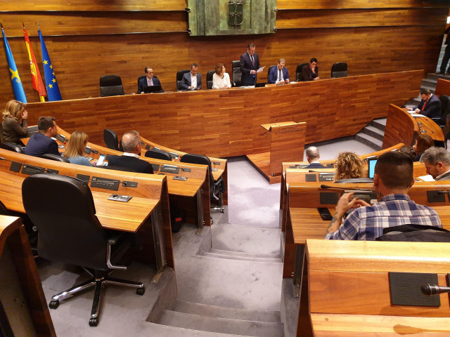 El presidente de la Junta General, Marcelino Marcos Líndez, da lectura a una declaración institucional en el parlamento asturiano