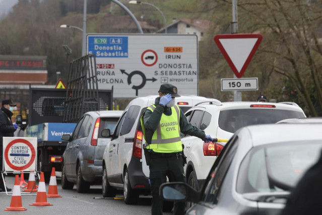 Agente de la guardia civil en un control por el estado de alarma ante el Covid-19