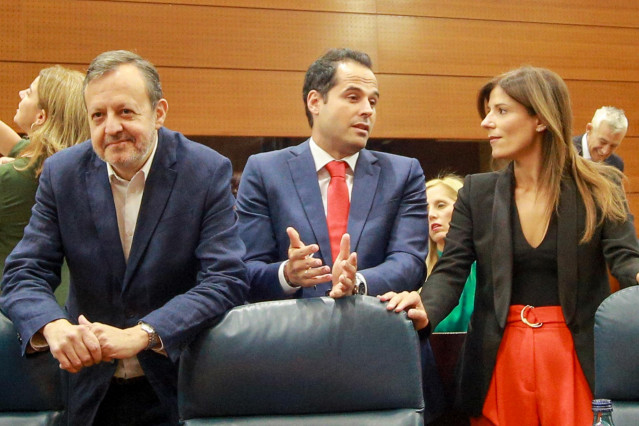 Imagen de archivo del consejero de Políticas Social: Alberto Reyero, el vicepresidente regional, Ignacio Aguado y la diputada de la formación naranja Ana Isabel García García,