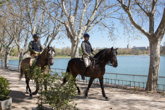 Militares de la Guardia Real en patrulla a caballo contra el coronavirus