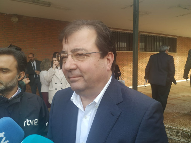 Guillermo Fernández Vara en declaraciones a los medios de comunicación