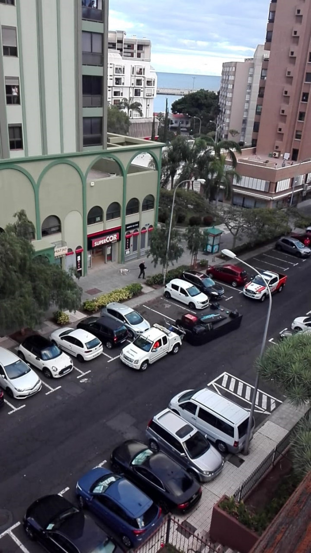 La grúa municipal y un vehículo de Protección Civil recorren Santa Cruz con música en pleno estado de alarma