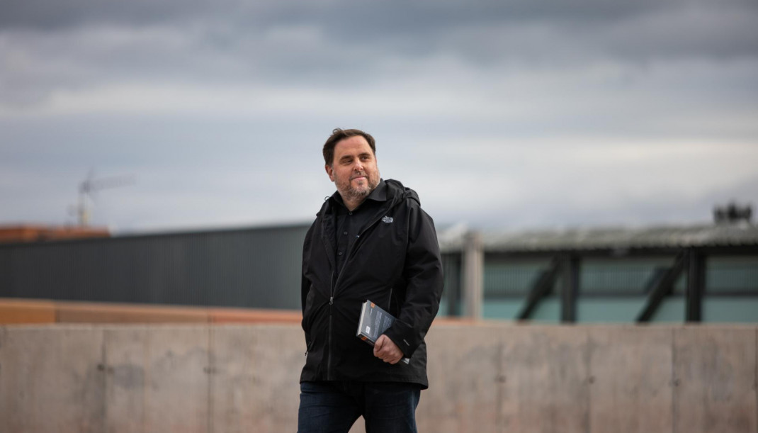 El líder de ERC, Oriol Junqueras, condenado a 13 años de cárcel por sedición y malversación en la sentencia del 'procés', camina para salir del Centro Penitenciario Lledoners