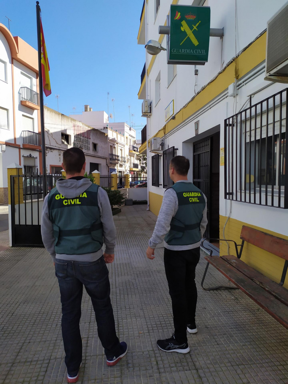 Imagen de archivo de dos agentes en el cuartel de la Guardia Civil de Isla Cristina