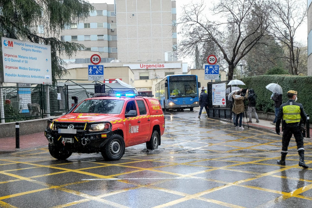 Un vehículo de la UME escolta los autobuses de transporte público utilizados para trasladar pacientes contagiados con coronavirus que se han desplazado esta mañana de Urgencias del Hospital Gregorio Marañón al Hospital de Campaña de IFEMA, en Madrid (Espa