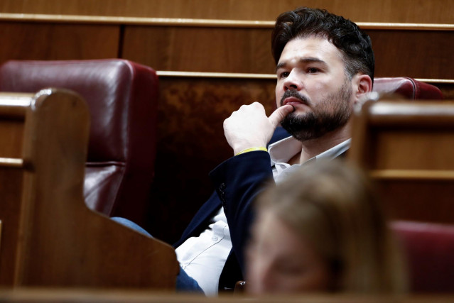 El portavoz parlamentario de ERC, Gabriel Rufián, durante el pleno del Congreso que se celebra hoy miércoles en Madrid. Además de la convalidación de los decretos económicos para paliar las consecuencias sociales de la pandemia del coronavirus, el Congres