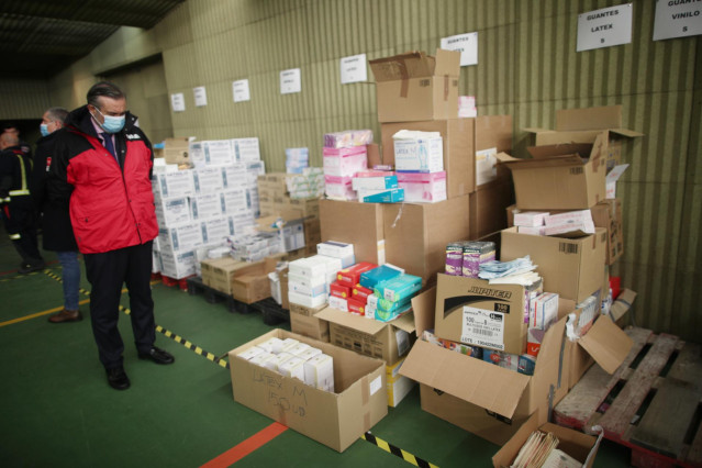 Enrique López visita protegido con una mascarilla el centro logístico de la Comunidad de Madrid