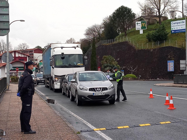 Efectivos de la Guardia Civil y de la Policía realizan controles por el covid-19