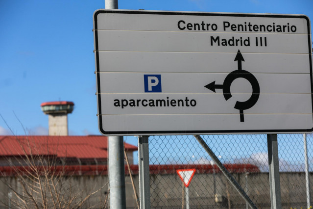 Un cartel indica la dirección a la entrada de la Cárcel de Valdemoro/Centro Penitenciario Madrid III, junto al exterior de la prisión, en Valdemoro (Madrid) a 6 de marzo de 2020.