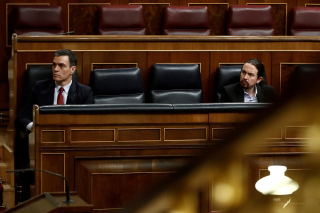 El presidente del Gobierno, Pedro Sánchez, y el vicepresidente de Derechos Sociales, Pablo Iglesias, en el Congreso.