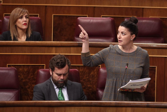La secretaria general del grupo parlamentario de Vox en el Congreso, Macarena Olona, junto al portavoz, Iván Espinosa de los Monteros
