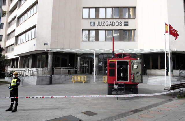 Un militar de la UME vigila fuera de los juzgados ordinarios de Plaza Castilla y de Familia donde los efectivos militares llevarán a cabo labores de desinfección debido a la afluencia de público al estar abierta estas sedes para diligencias urgentes