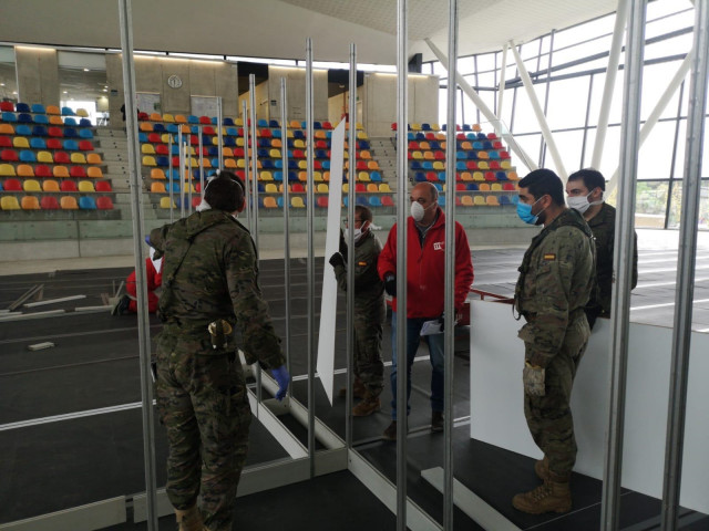 Militares del Ejército de Tierra en la instalación de un hospital de campaña en Sabadell