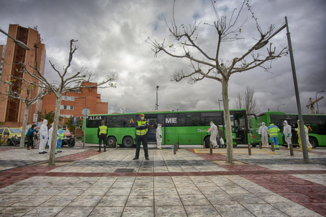 Policías militares escoltan uno de los autobuses cuyos pasajeros son pacientes contagiados con coronavirus