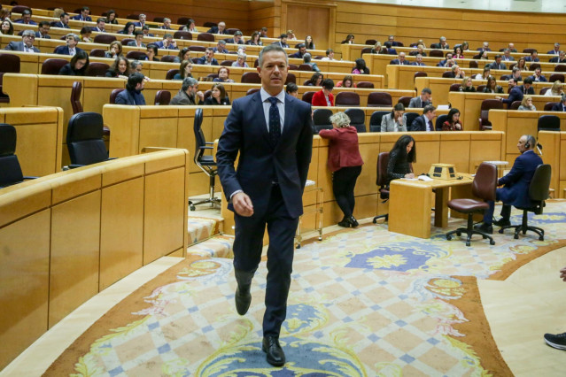 El portavoz del Grupo Parlamentario Socialista en el Senado, Ander Gil, abandona el hemiciclo del Senado.