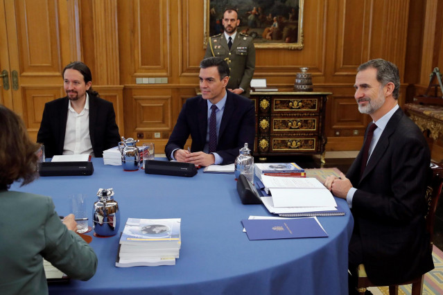 El Rey, Pedro Sánchez y Pablo Iglesias durante la reunión del Consejo de Seguridad Nacional en el Palacio de la Zarzuela