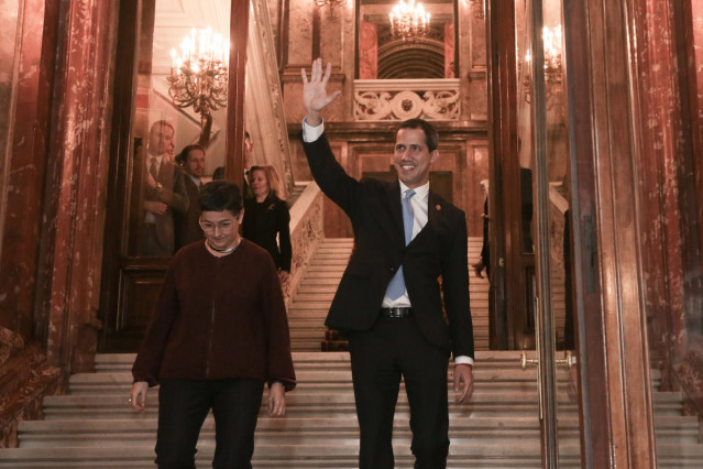 El presidente encargado de Venezuela, Juan Guaidó , saluda junto a la ministra de Asuntos Exteriores, UE y Cooperación, Arancha González Laya, en Madrid (España) a 25 de enero de 2020.