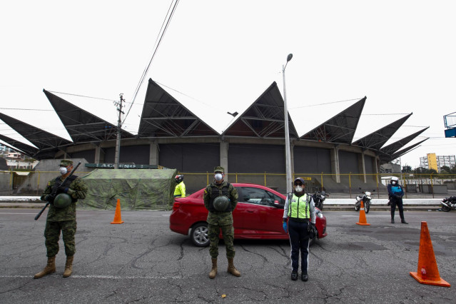 Soldados y policías durante el toque de queda en Quito (Ecuador) por el coronavirus